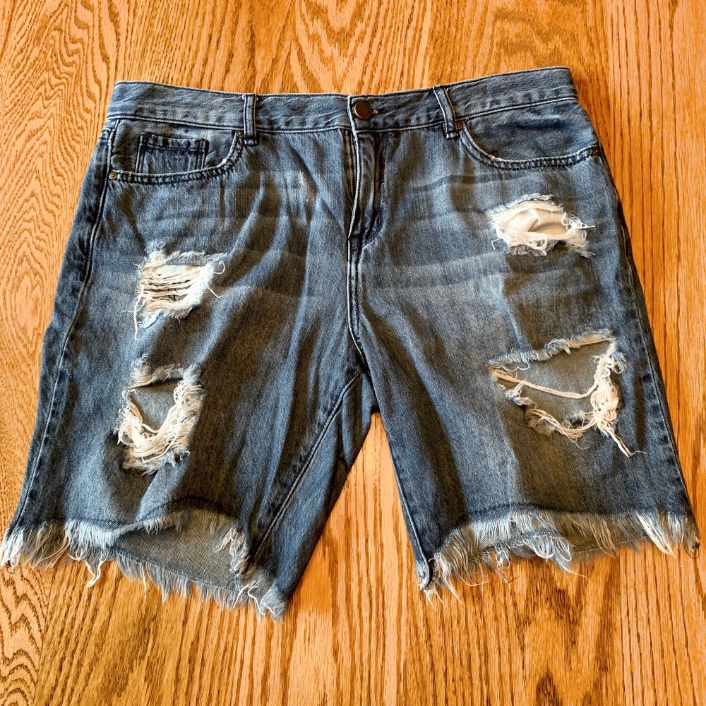 "William Rast" bermuda shorts, distressed style, 30